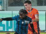 Duel-Ademola-Lookman-dan-Benjamin-Pavard-051123.jpg