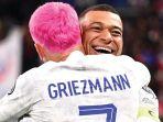kaltara/Duo-bintang-Timnas-Prancis-Kylian-Mbappe-dan-Antoine-Griezmann-berpelukan.jpg