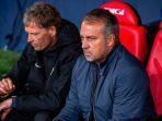 Ekspresi-murung-Hansi-Flick-atas-kekalahan-Barcelona-di-kandang-Osasuna-di-Liga-Spanyol.jpg