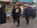 FOTO-Jenazah-mendiang-Brigpol-SH-tengah-digotong-untuk-dimakamkan-secara-dinas-24092023.jpg