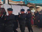 FOTO-Jenazah-mendiang-Brigpol-SH-tengah-digotong-untuk-dimakamkan-secara-dinas.jpg