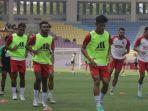 FOTO-Pemain-PSM-Makassar-saat-uji-coba-lapangan-Stadion-Manahan-Solo.jpg