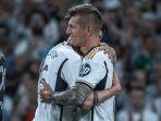 Fede-Valverde-berpelukan-dengan-Toni-Kroos-yang-menjalani-laga-terakhirnya-bersama-Real-Madrid.jpg