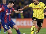 Gambar-ilustrasi-pemain-Barcelona-berebut-bola-dengan-pemain-Borussia-Dortmund.jpg