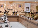 Gubernur-Kaltara-Zainal-A-Paliwang-saat-memimpin-rapat-ethr.jpg