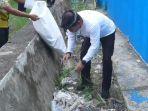Gubernur-Paliwang-ambil-sampah-05062025jpg.jpg