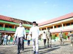 Ibrahim-Ali-saat-meninjau-lokasi-terdampak-angin-puting-beliung-di-Kecamatan-Tana-Lia.jpg