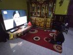 Ilustrasi-seorang-warga-saat-tengah-menonton-tv-srh.jpg