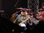 Iwan-Fals-membawakan-lagu-tradisional-Suku-Tidung.jpg