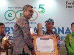 KMS-PPL-memberikan-penghargaan-Provinsi-Kaltara.jpg