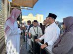Kandidat-Capres-Anies-Baswedan-saat-mendengarkan-penjelasan-pemandu-di-Bukit-Uhud-Arab-Saudi.jpg
