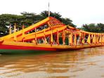 Kapal-Biduk-Bebandung-tampak-menyeberangi-sungai-kayan-Bulungan.jpg