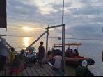 Keluarga-korban-kecelakaan-speedboat-menunggu-hasil-pencarian.jpg