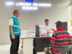 Kepala-PLN-ULP-Nunukan-Ferry-sedang-mendengarkan-keluhan-seorang-pelanggan-rsy.jpg
