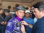 Ketua-DPRD-Kaltara-Achmad-Djufrie-menyematkan-pin-Gerindra-thg.jpg