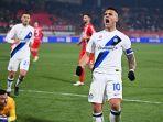 Lautaro-Martinez-cetak-gol-penalti-140124.jpg