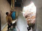 Longsor-akibatkan-dinding-rumah-warga-jebol-27052024.jpg