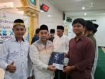 Lurah-Sebengkok-serahkan-Alquran-01-23102025jpg.jpg
