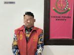 Mantan-Kepala-Desa-Gong-Solok-tersangka-korupsi-16082024.jpg