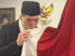 Ole-Romeny-cium-bendera-Indonesia-080225.jpg