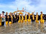 Padaw-Tuju-Dulung-di-Pantai-Amal-Kota-Tarakan-121025.jpg