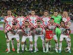 Para-pemain-tim-Kroasia-berpose-sebelum-pertandingan-sepak-bola-perempat-final-Piala-Dunia-Qatar.jpg
