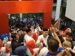 Paslon-Kharisma-saat-memasuki-podium-debat-kedua.jpg