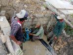 Pekerja-lakukan-pergantian-pipa-PDAM-01-11102024.jpg