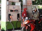 Pelayanan-kepada-pelanggan-di-salah-satu-SPBU-dtjy.jpg