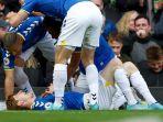 Pemain-Everton-Anthony-Gordon-merayakan-golnya-hd.jpg