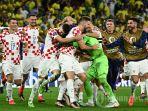 Pemain-Kroasia-merayakan-setelah-lolos-ke-babak-berikutnya-setelah-mengalahkan-Brasil.jpg