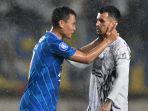 Pemain-Persib-Bandung-dan-Borneo-FC-saat-bertemu-di-arena-pertandingan-sht.jpg