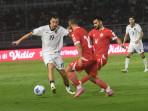 Pemain-Timnas-Indonesia-Haye-19-berusaha-mengecoh-pemain-Lebanon.jpg