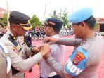 Penyematan-pita-kepada-perwakilan-personel-oleh-Kompol-Kemas-Zein-Errie-Limantara.jpg