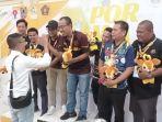 Penyerahan-media-emas-oleh-Ketua-SIWO-PWI-Pusat-rwge.jpg