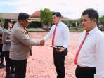 Penyerahan-penghargaan-ke-personel-Polresta-di-Tanjung-Selor.jpg
