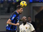 Penyerang-AS-Roma-duel-dengan-bek-Inter-Milan-Francesco-Acerbi-di-Liga-Italia.jpg