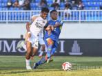 Pesepak-bola-Dewa-United-Banten-FC-Ricky-Kambuaya-kiri.jpg