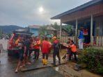 Petugas-BPBD-Malinau-saat-menyalurkan-bantuan-bencana-alam-ke-korban-banjir-di-Malinau.jpg