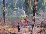 Petugas-Pemadam-Kebakaran-Bulungan-memadamkan-api-di-lahan.jpg