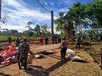Petugas-gabungan-TNI-Polri-melakukan-pemusnahan-arena-judi-sabung-ayam-di-Desa-Semunad.jpg