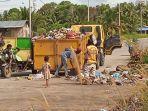 Petugas-pengangkut-sampah-dari-Dinas-Lingkungan-Hidup-Nunukan-stjd.jpg