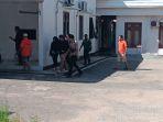 Proses-Pemindahan-Terdakwa-Dugaan-Kasus-Korupsi-Perusda-srgs.jpg