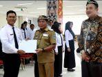 Proses-penyerahan-SK-oleh-Gubernur-Kaltara-Zainal-dvs.jpg