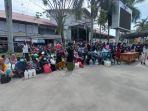Puluhan-warga-Bulungan-saat-mengantre-membeli-minyak-goreng-curah-bersubsidi.jpg