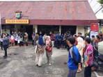 Ratusan-calon-PPPK-di-Nunukan-mengantre-di-depan-Polsek.jpg