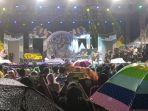 Ribuan-masyarakat-tetap-antusias-meski-sempat-tertunda-karena-hujan-deras-dghd.jpg