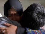 Rohimah-Alli-memeluk-anaknya-saat-tiba-di-Indonesia-dari-Turki.jpg