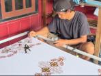 Salah-satu-pengrajin-batik-khas-perbatasan-Nunukan.jpg
