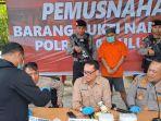 Salah-satu-tersangka-turut-dihadirkan-dalam-pemusnahan-barang-bukti-dhdg.jpg